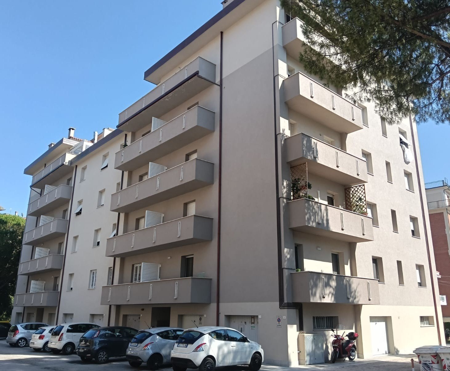 Facciata di un condominio ripristinata e tinteggiata a Pesaro